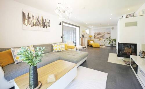 großzügiger Wohnbereich - 