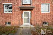Hauseingangstür Wohnhaus - 2 Zimmer Etagenwohnung zum Kaufen in Lüneburg