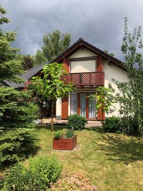 Haus Ansicht vom Garten - Hochwertiges Architektenhaus mit moderner Erdwärmeheizung direkt am Werdauer Wald