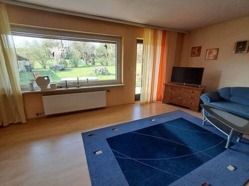 Wohnzimmer mit Zugang zur Terrasse - 