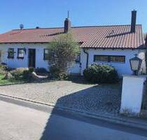 Gepflegtes 1-FH mit zwei Garagen in Mallersdorf-Pfaffenberg