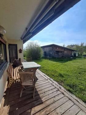 Terrasse mit Blick auf den Garten - 