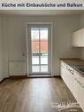 Küche mit Einbauküche und Balkon - 