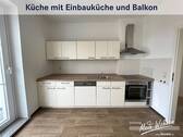 Küche mit Einbauküche und Balkon - 