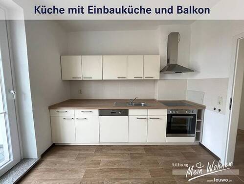 Küche mit Einbauküche und Balkon - 