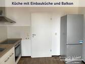 Küche mit Einbauküche und Balkon - 