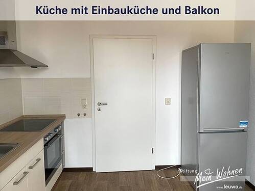 Küche mit Einbauküche und Balkon - 