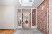 Heller Eingangsbereich mit Oberlicht - 1 Zimmer Einfamilienhaus in Hamburg
