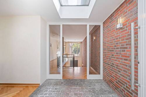 Heller Eingangsbereich mit Oberlicht - 1 Zimmer Einfamilienhaus in Hamburg