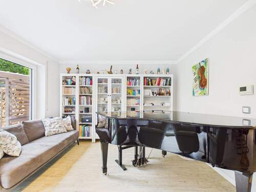 Wohnzimmer Ansicht II - 6 Zimmer Doppelhaushälfte zum Kaufen in Königsbrunn