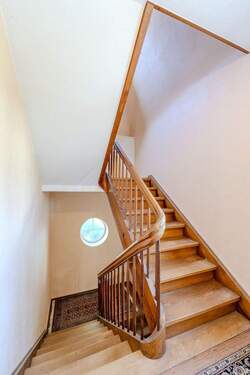 Treppenhaus - Mehrfamilienhaus, Wohnhaus mit 180,00 m&sup2; in Stuttgart / Feuerbach zum Kaufen