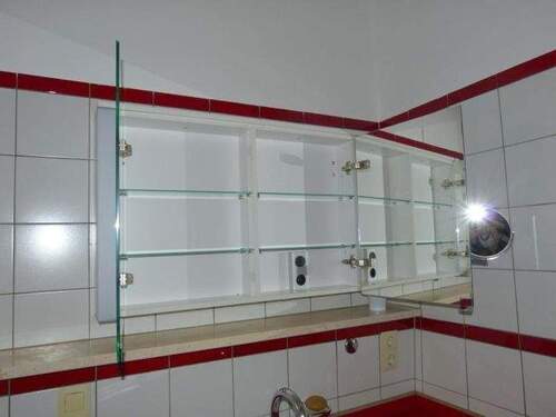 funktioneller Spiegelschrank, aufgeklappt - 