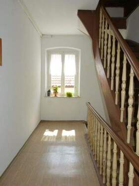 im Treppenhaus - Etagenwohnung mit 127,00 m&sup2; in Burglengenfeld zur Miete