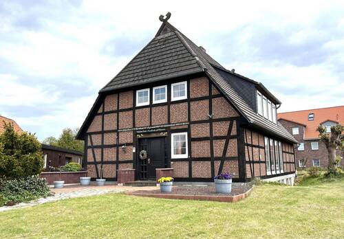 Straßenansicht - 7 Zimmer Mehrfamilienhaus, Wohnhaus zum Kaufen in Scharnebeck