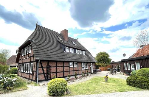 Hofansicht - 7 Zimmer Mehrfamilienhaus, Wohnhaus in Scharnebeck