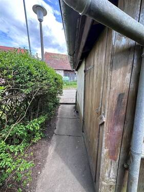 Schuppen und Blick zur Straße - 