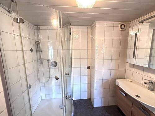 Bad mit Dusche und WM-Anschluss - 