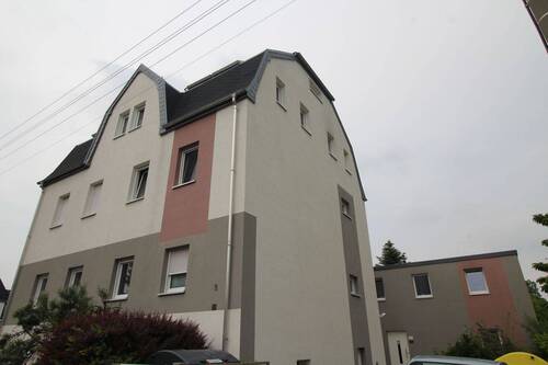 Hausansicht - 3 Zimmer Etagenwohnung zur Miete in Hartmannsdorf