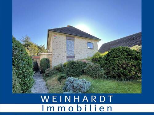 Außenansicht - Einfamilienhaus mit Schwimmbad, Vollkeller und Baupotenzial auf großem Grundstück in Pinneberg