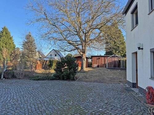 das weitläufige Grundstück - 