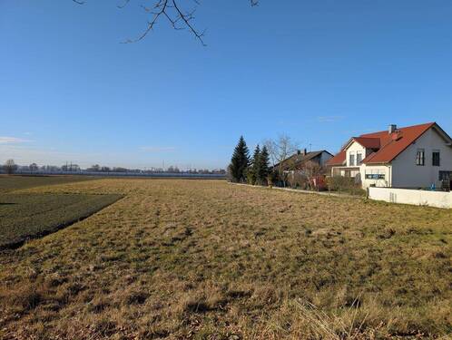 Blick von Osten/ Straßenseite - Großzügiges Baugrundstück mit vielen Möglichkeiten