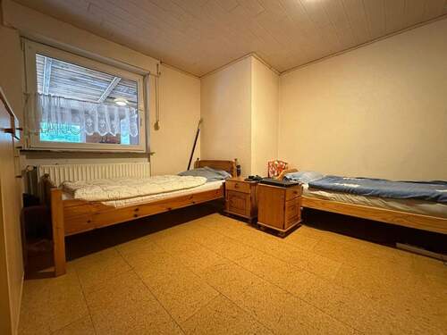 Schlafzimmer 2 EG - Mehrfamilienhaus, Wohnhaus mit 170,00 m&sup2; in Weener zum Kaufen