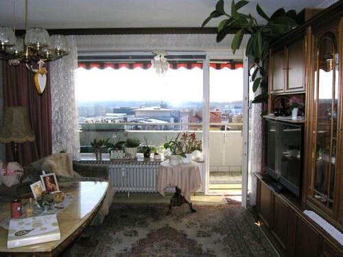 Wohn-Esszimmer mit Aussichtslage - 3-Zimmer-ETW mit Süd-West-Balkon, Duplex-Parker und PKW-Stellplatz