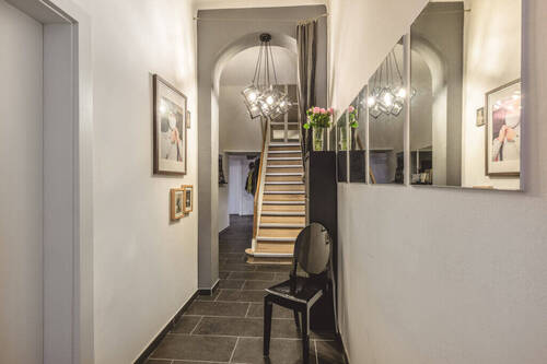 Eingangsbereich mit Treppenhaus - 5 Zimmer Reihenmittelhaus in Eschweiler