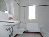 Bad mit Wanne, Dusche und Fenster - 2 Zimmer Etagenwohnung zur Miete in Dresden