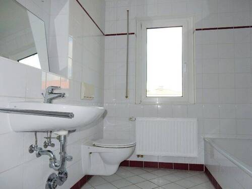 Bad mit Wanne, Dusche und Fenster - 2 Zimmer Etagenwohnung zur Miete in Dresden