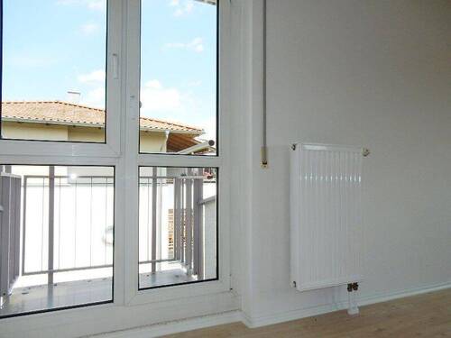 Wohnzimmer mit kleinem Balkon - 
