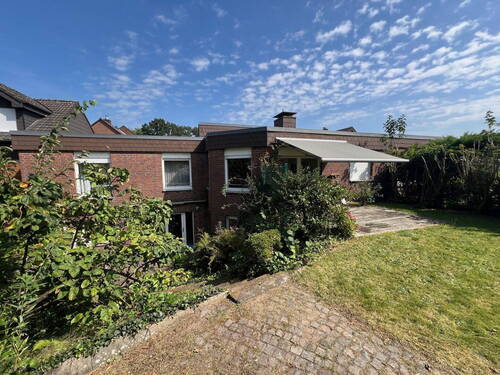 Fassade rückwärtig - Bungalow mit Einliegerwohnung in guter Lage mit Fußbodenheizung & Dämmung