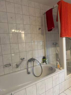 Badezimmer mit Badewanne - 