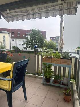Gemütlicher Balkon mit Pflanzen - 