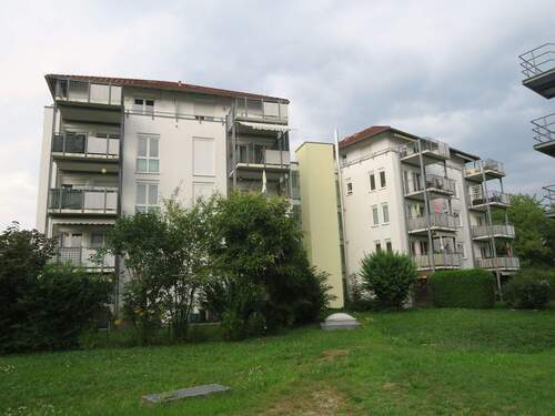 Wohngebäude mit Balkonen - ?? Moderne 3-Zimmer-Wohnung mit großem Balkon und Blick ins Grüne - Radolfzell am Bodensee