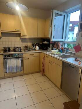 Helle Küche mit Geräten - 