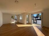 helles Wohn-/Esszimmer mit Zutritt zur Loggia - 3 Zimmer Etagenwohnung zum Kaufen in München