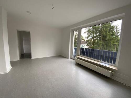 Wohnzimmer mit großem Fenster und Glastür mit Zugang zum Balkon.JPG - Helle 3-Zimmer Wohnung mit Balkon zu vermieten