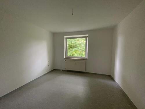 eines der drei Zimmer mit Fenster und Heizkörper.JPG - 3 Zimmer Etagenwohnung in Stadtallendorf