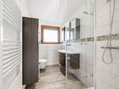 Badezimmer mit Dusche im OG - 