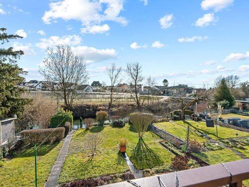 Blick vom Balkon in den Garten - 