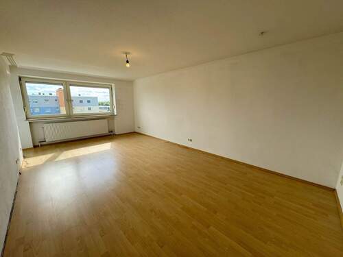 Wohnzimmer - Sofort frei! Helle 3-Zimmer-Wohnung mit Loggia und Stellplatz