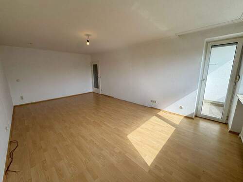 Wohnzimmer - 3 Zimmer Etagenwohnung zum Kaufen in Nürnberg