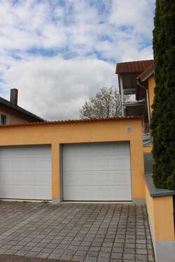 Außenansicht (Bild 4) - Doppelgarage - Mehrfamilienhaus, Wohnhaus mit 313,00 m&sup2; in Neuburg an der Donau zum Kaufen