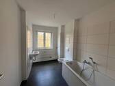 Bad mit Wanne.jpeg - 2 Zimmer Etagenwohnung in Chemnitz