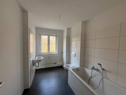 Bad mit Wanne.jpeg - 2 Zimmer Etagenwohnung in Chemnitz