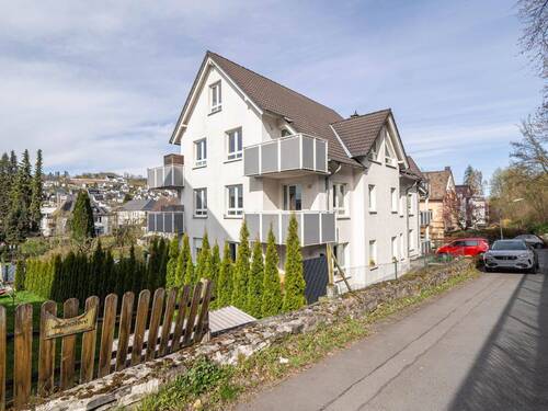 Außenansicht - Wohnen über den Dächern von Meschede - Helle Maisonettewohnung mit Balkon und Garage