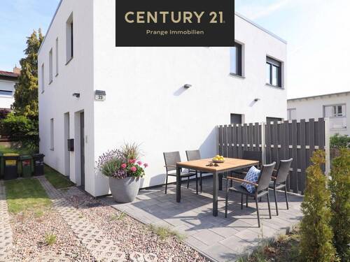 Freisitz, Parkplatz, Eingang - Geitelde: 100 m² - OG- Whg, Neubau, Wärmepumpe, Freisitz, EBK, Stellplatz