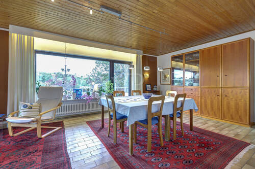 Wohn- und Esszimmer mit Balkon EG - 7 Zimmer Einfamilienhaus in Bad Soden am Taunus