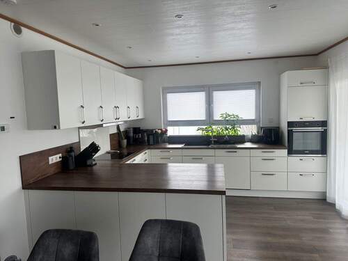 Moderne Küche mit Theke - 